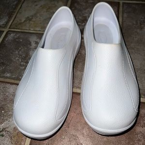 Scrub Zone White Scrub Shoes Women Sz 8, Men Sz 6